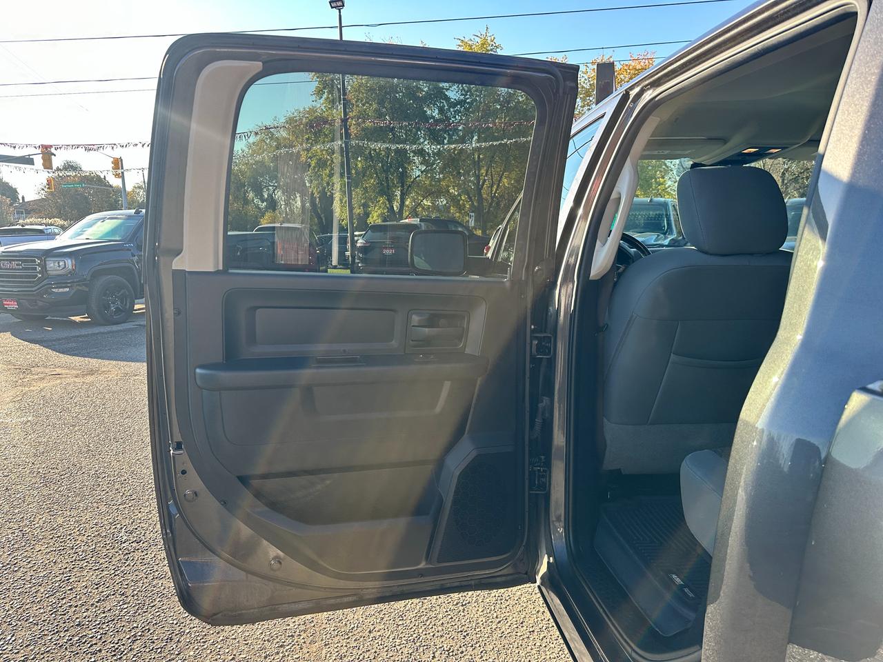 2019 RAM 1500 Classic Express4X4 HEMI CrewCab HTD-Cloth XM A/C BackupCam Photo