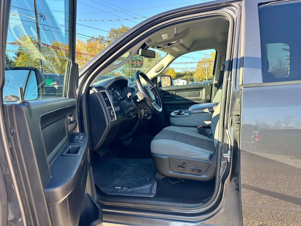 2019 RAM 1500 Classic Express4X4 HEMI CrewCab HTD-Cloth XM A/C BackupCam Photo
