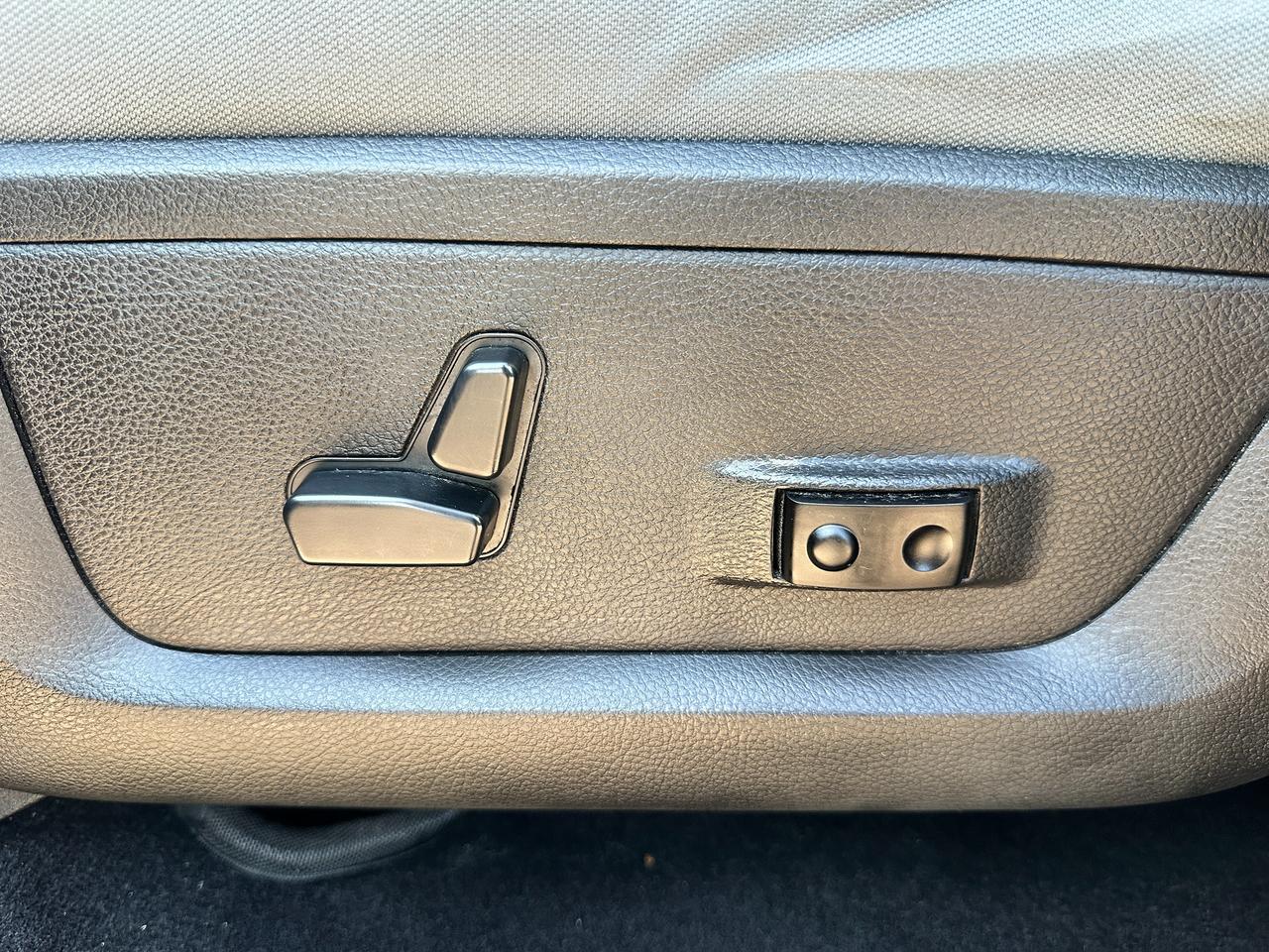2019 RAM 1500 Classic Express4X4 HEMI CrewCab HTD-Cloth XM A/C BackupCam Photo