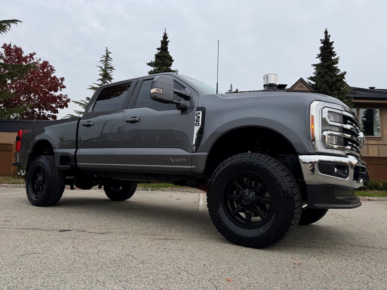 2023 Ford SUPER DUTY F-350 SRW LARIAT FX4 DIESEL 4"CUSTOM LIFT FUELS 37" WILDPEAK - Photo #1