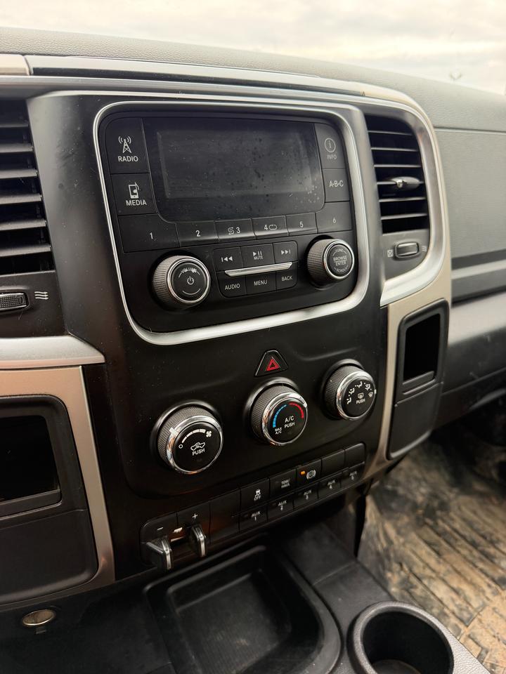 2018 RAM 3500 SLT DUMP TRUCK Photo2
