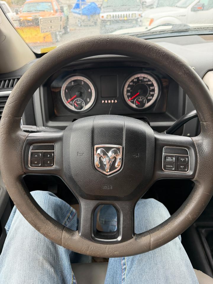 2018 RAM 3500 SLT DUMP TRUCK Photo3