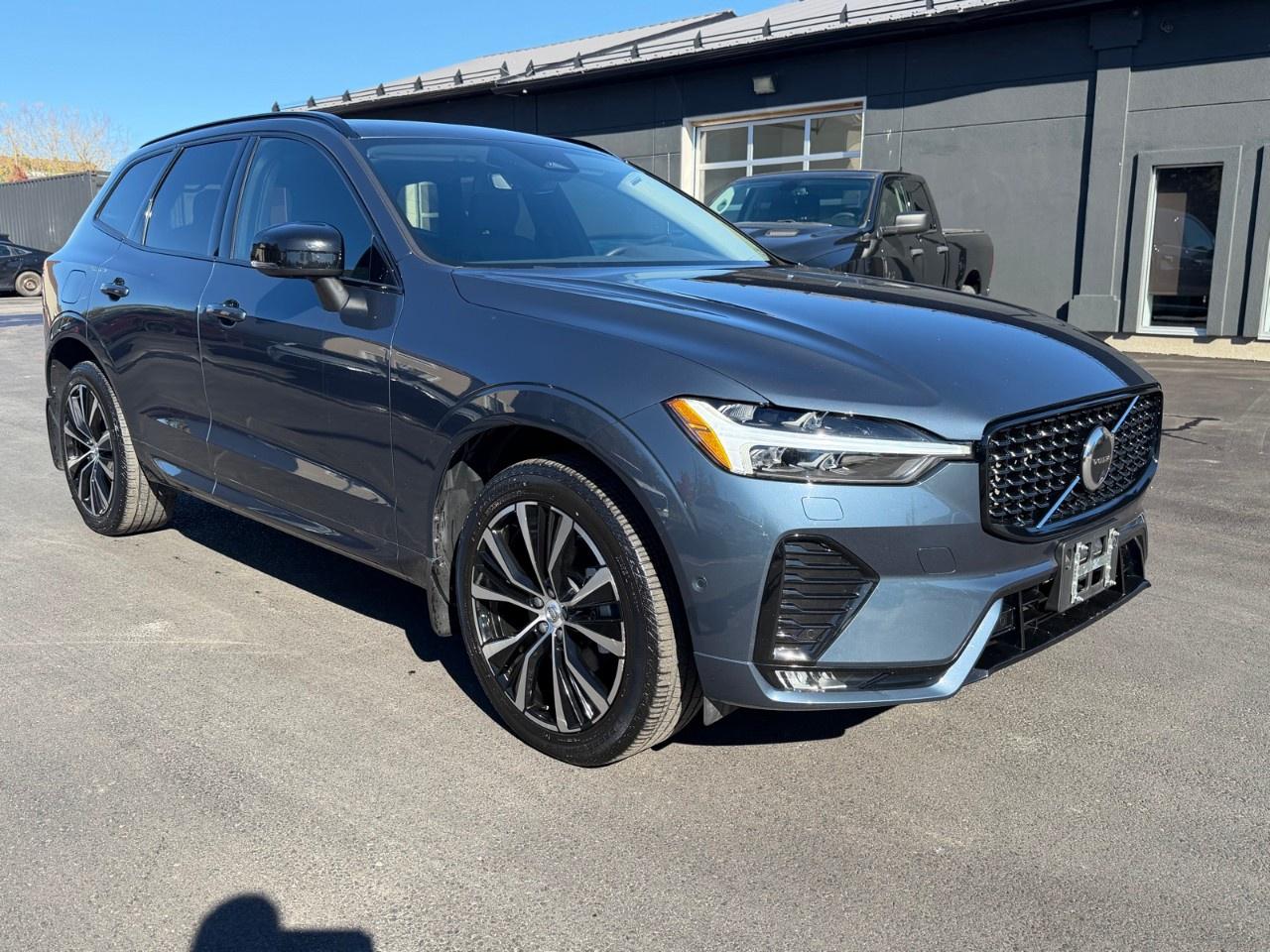 2024 Volvo XC60 B5 AWD Plus Dark Theme Photo