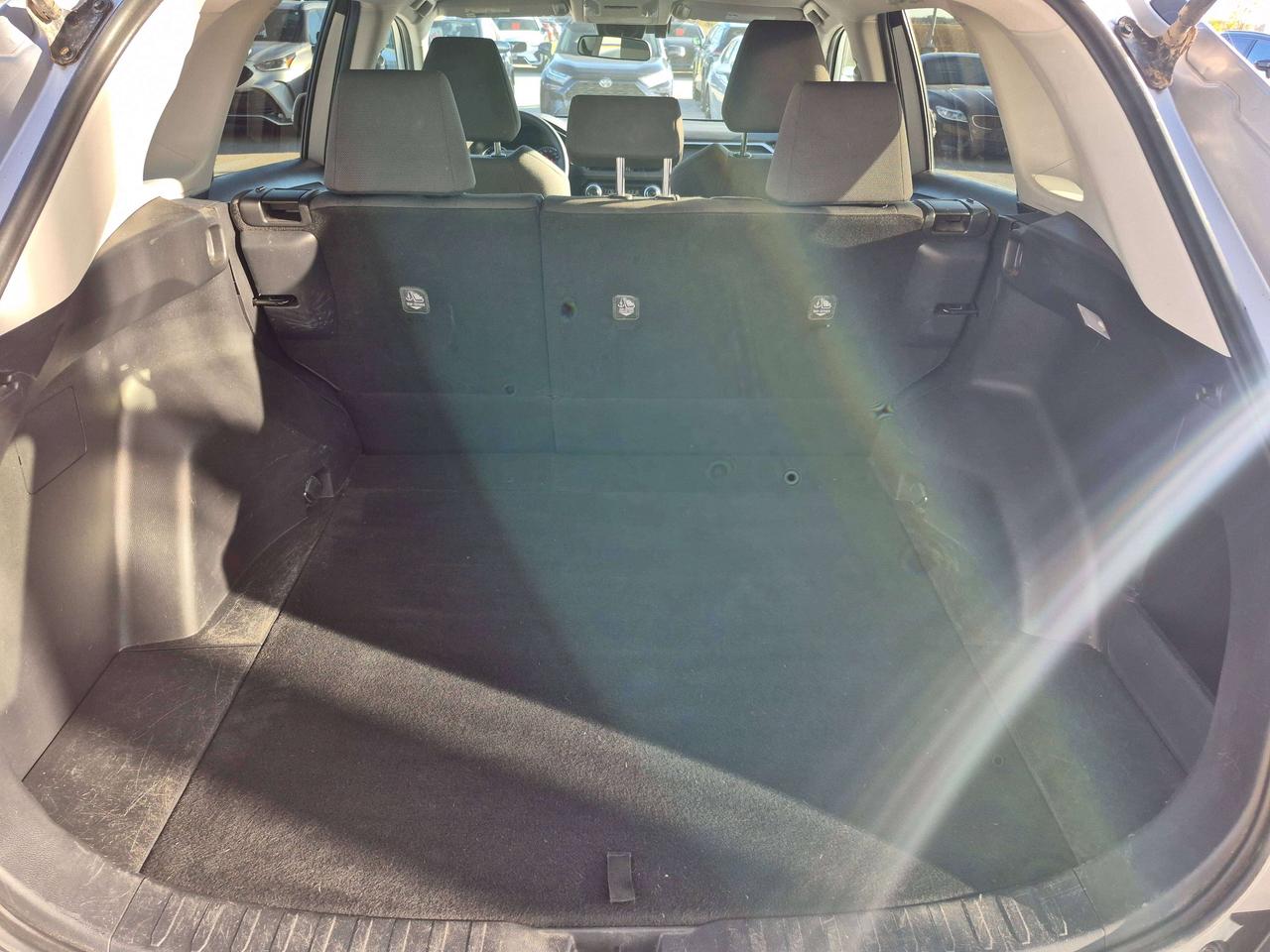 2019 Toyota RAV4 LE Photo4