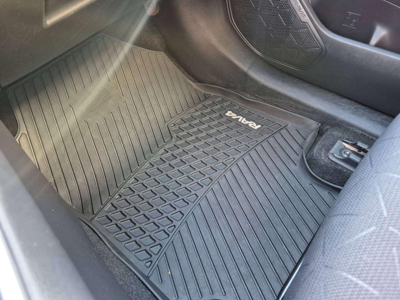 2019 Toyota RAV4 LE Photo