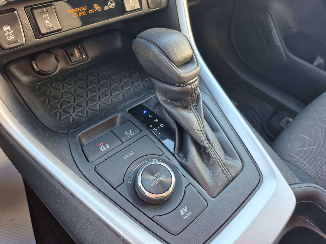 2019 Toyota RAV4 LE Photo