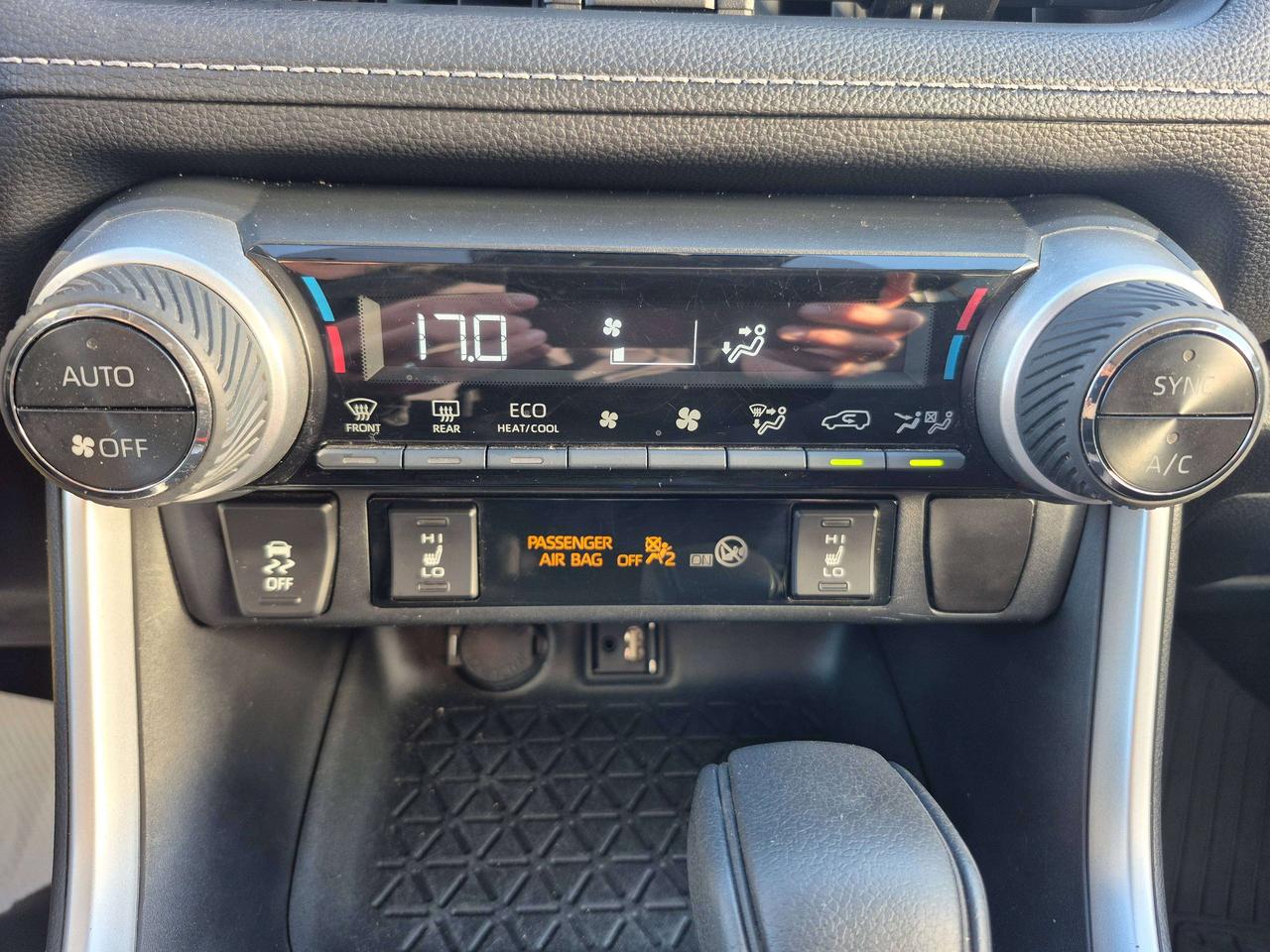 2019 Toyota RAV4 LE Photo