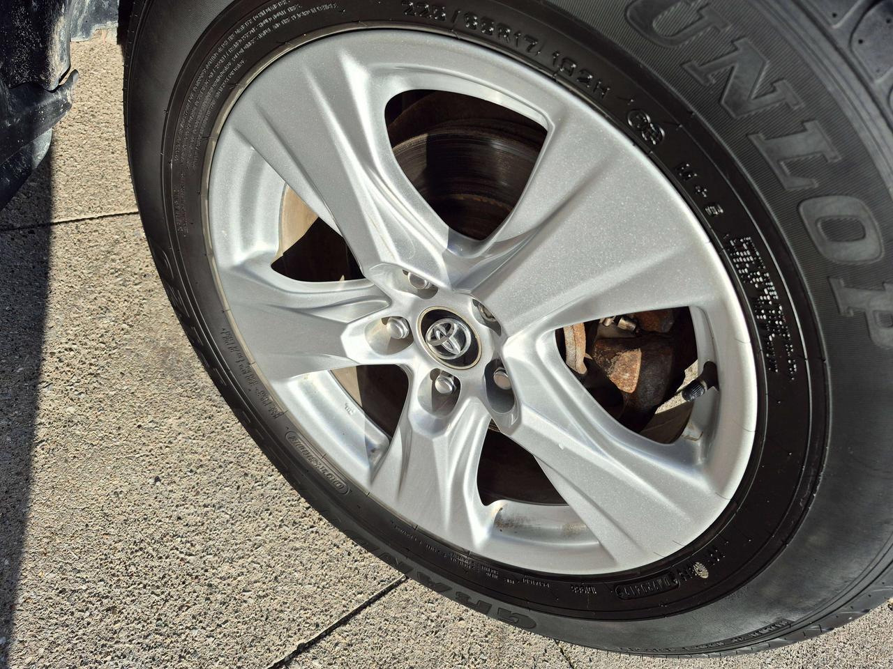 2019 Toyota RAV4 LE Photo