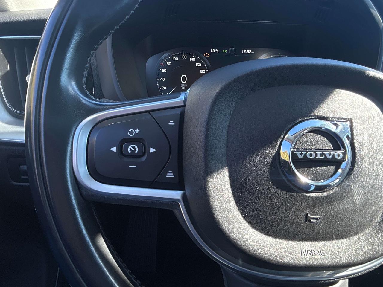 2018 Volvo XC60 Momentum Photo