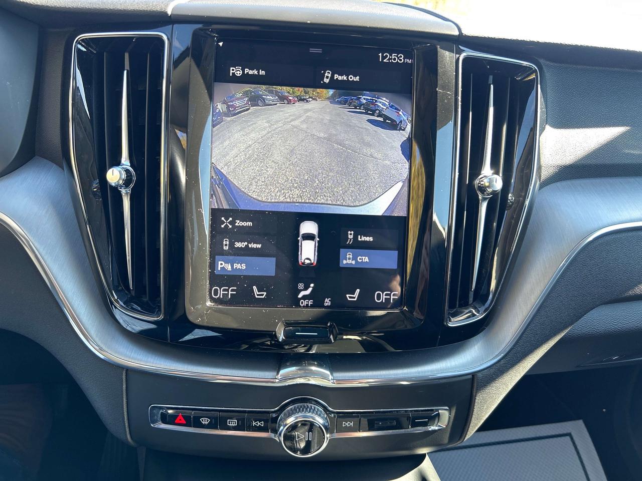 2018 Volvo XC60 Momentum Photo