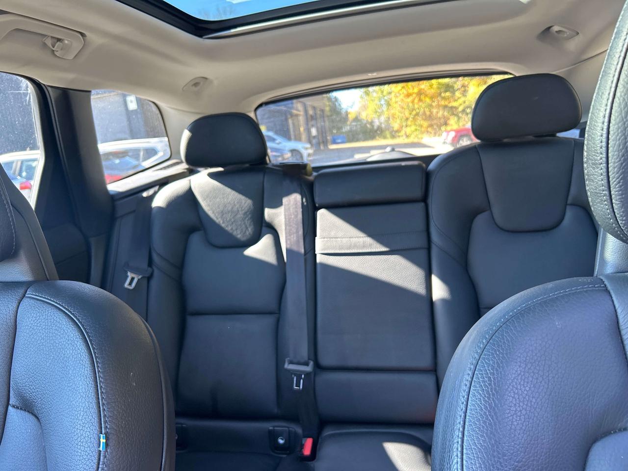 2018 Volvo XC60 Momentum Photo