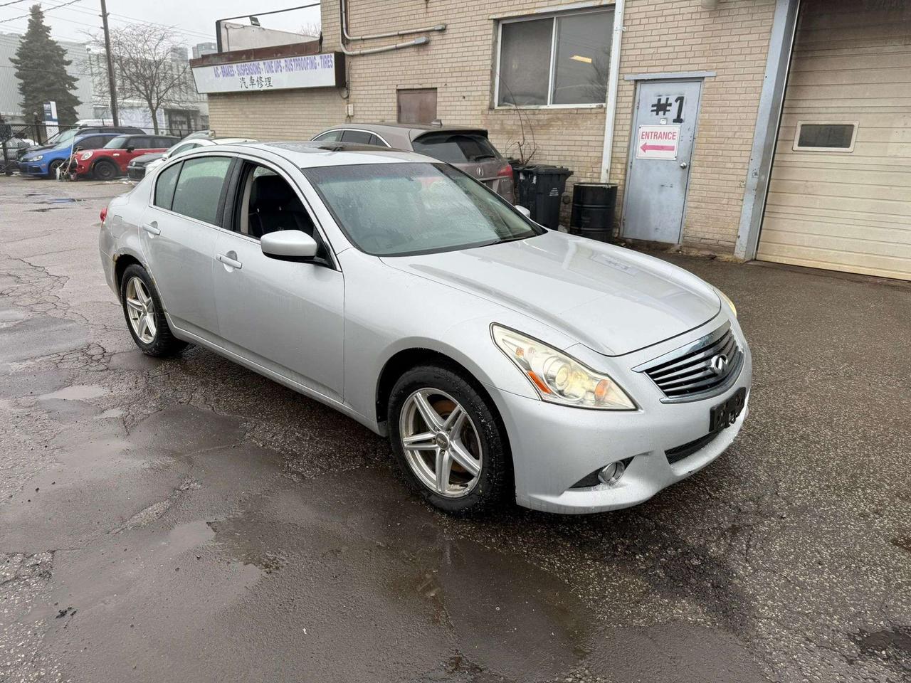 2010 Infiniti G x Photo