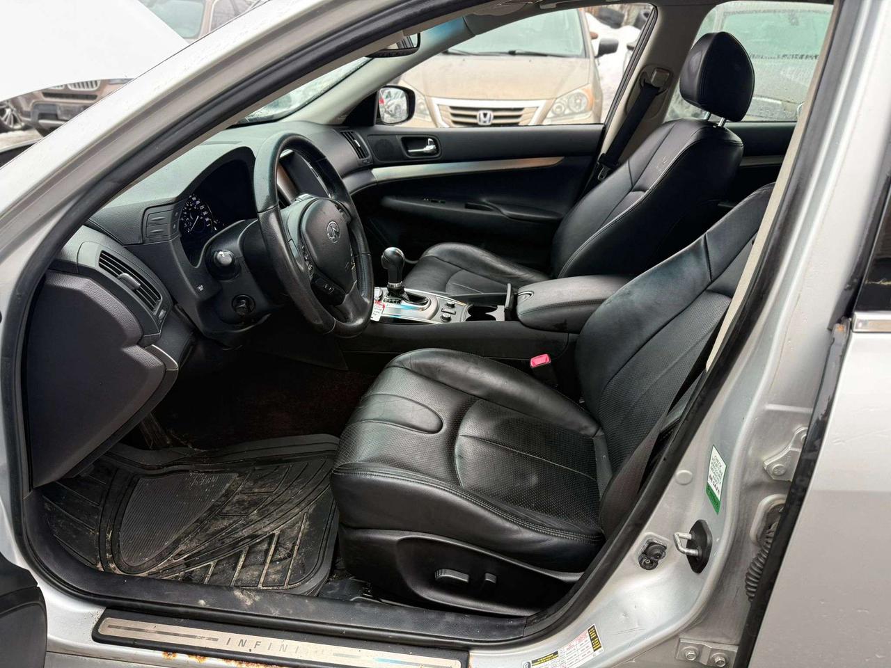 2010 Infiniti G x Photo