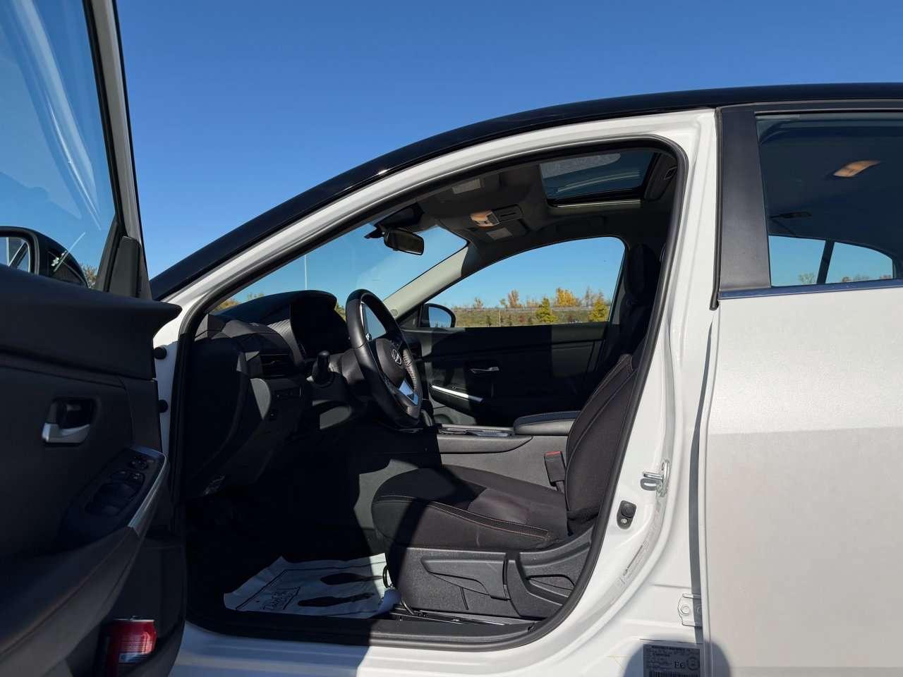 2025 Nissan Sentra SR Photo