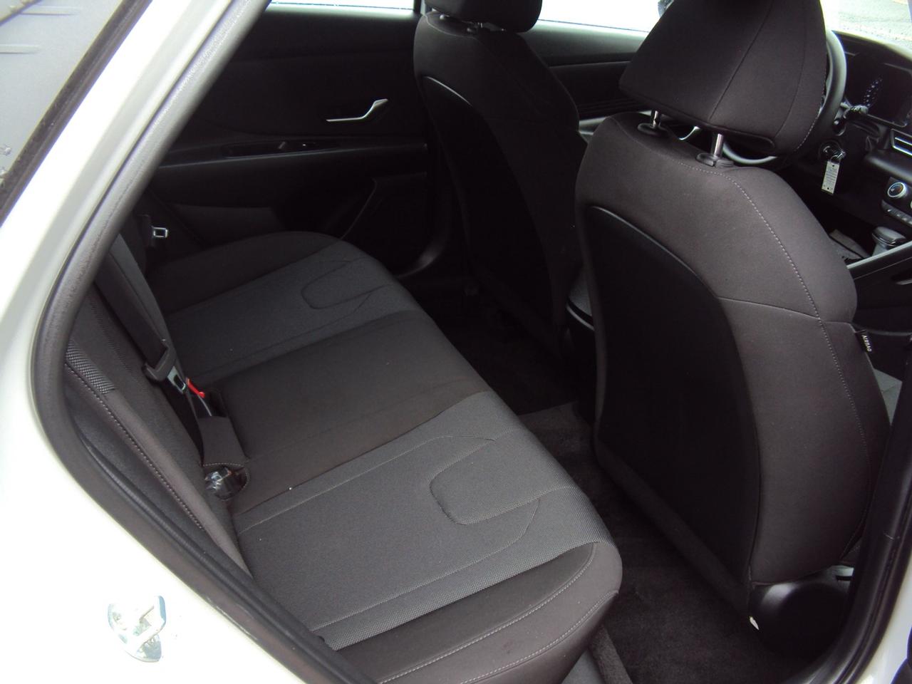 2022 Hyundai Elantra Essential Photo