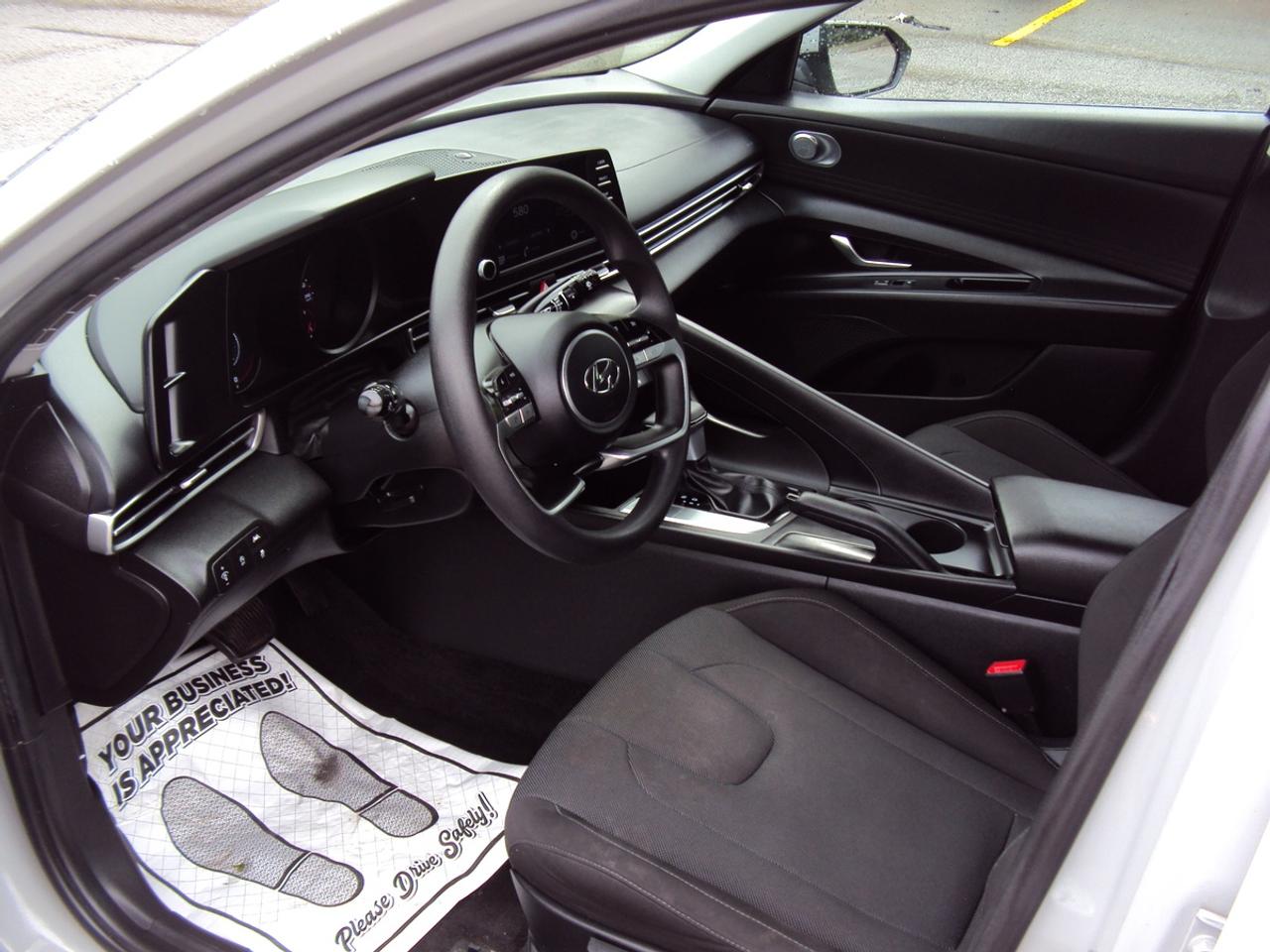 2022 Hyundai Elantra Essential Photo