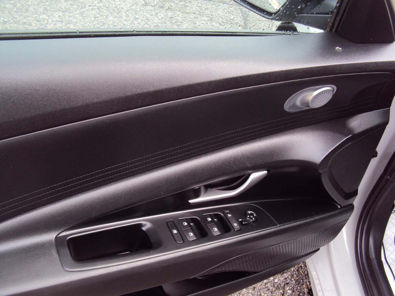 2022 Hyundai Elantra Essential Photo