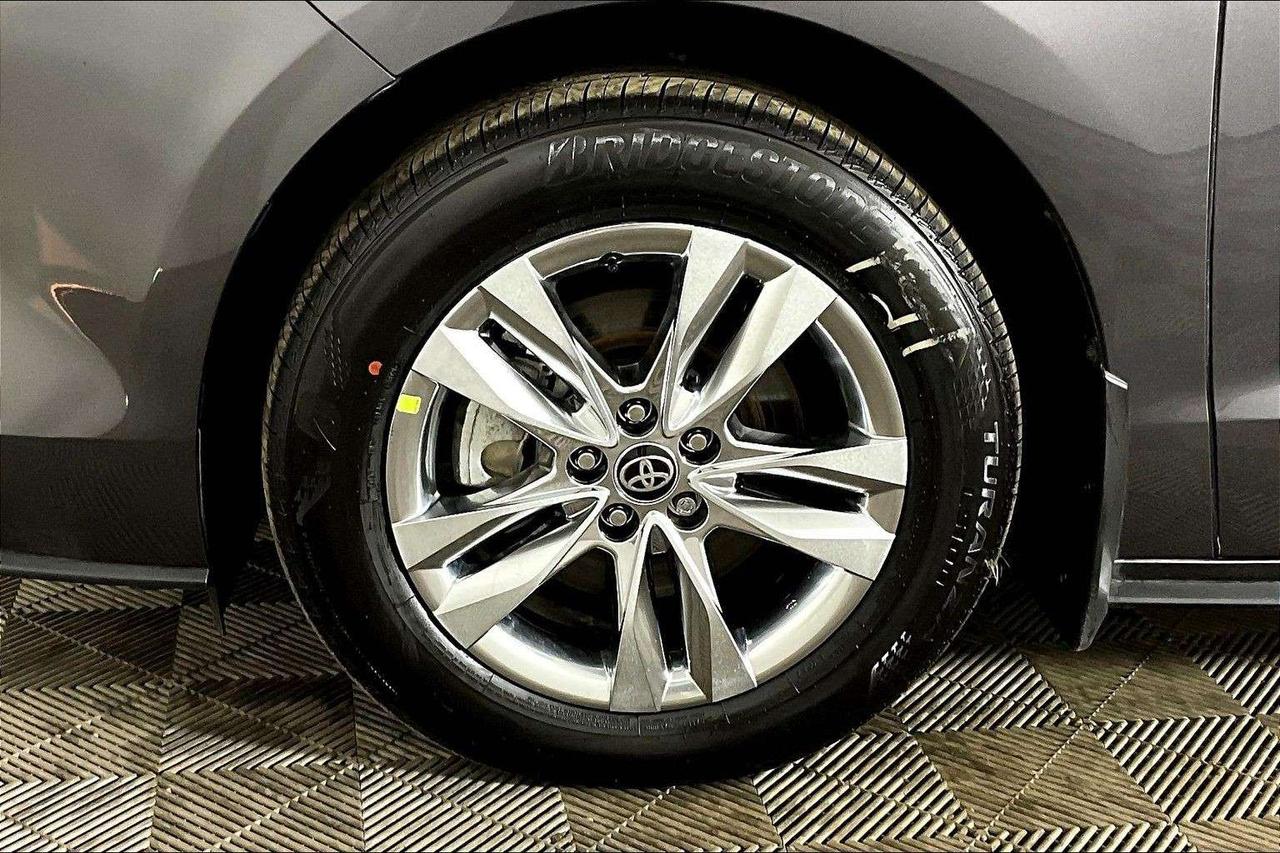 2025 Toyota Sienna LIMITED 7-Passenger AWD Photo