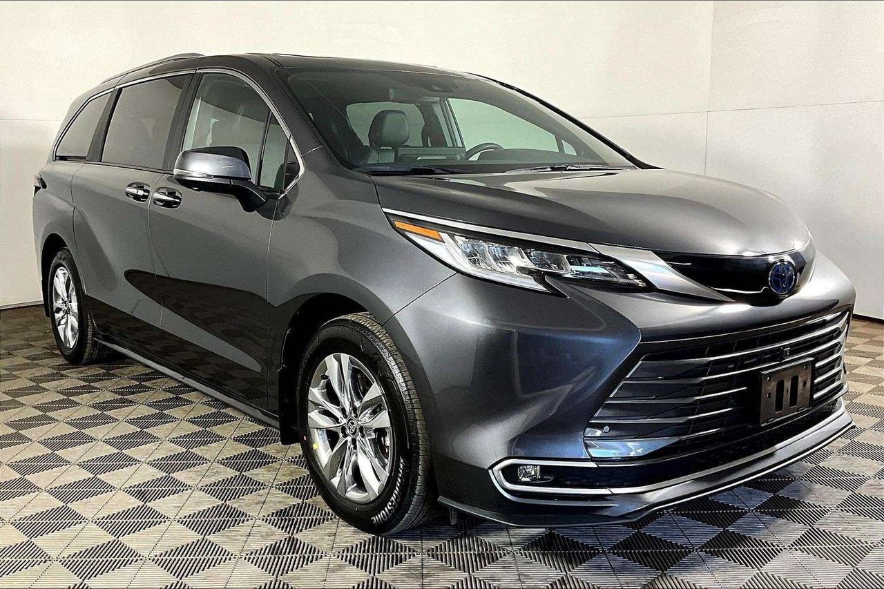 2025 Toyota Sienna LIMITED 7-Passenger AWD Photo
