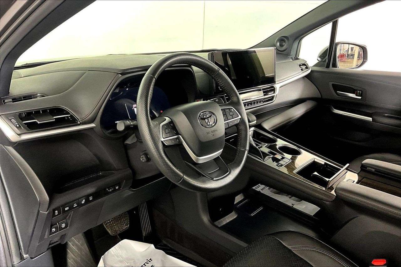 2025 Toyota Sienna LIMITED 7-Passenger AWD Photo