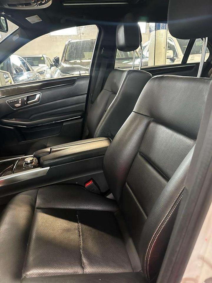2014 Mercedes-Benz E-Class E300, NAV, LEATHER INTERIOR, ALLOYS Photo