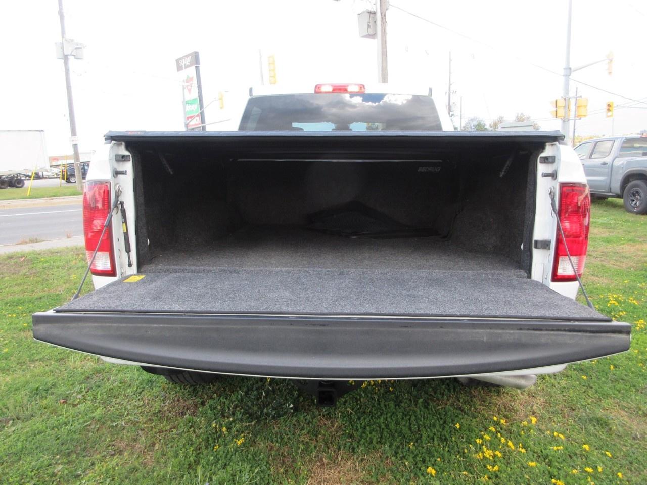 2023 RAM 1500 Classic EXPRESS 4X4 CREW CAB 5'7" BOX Photo