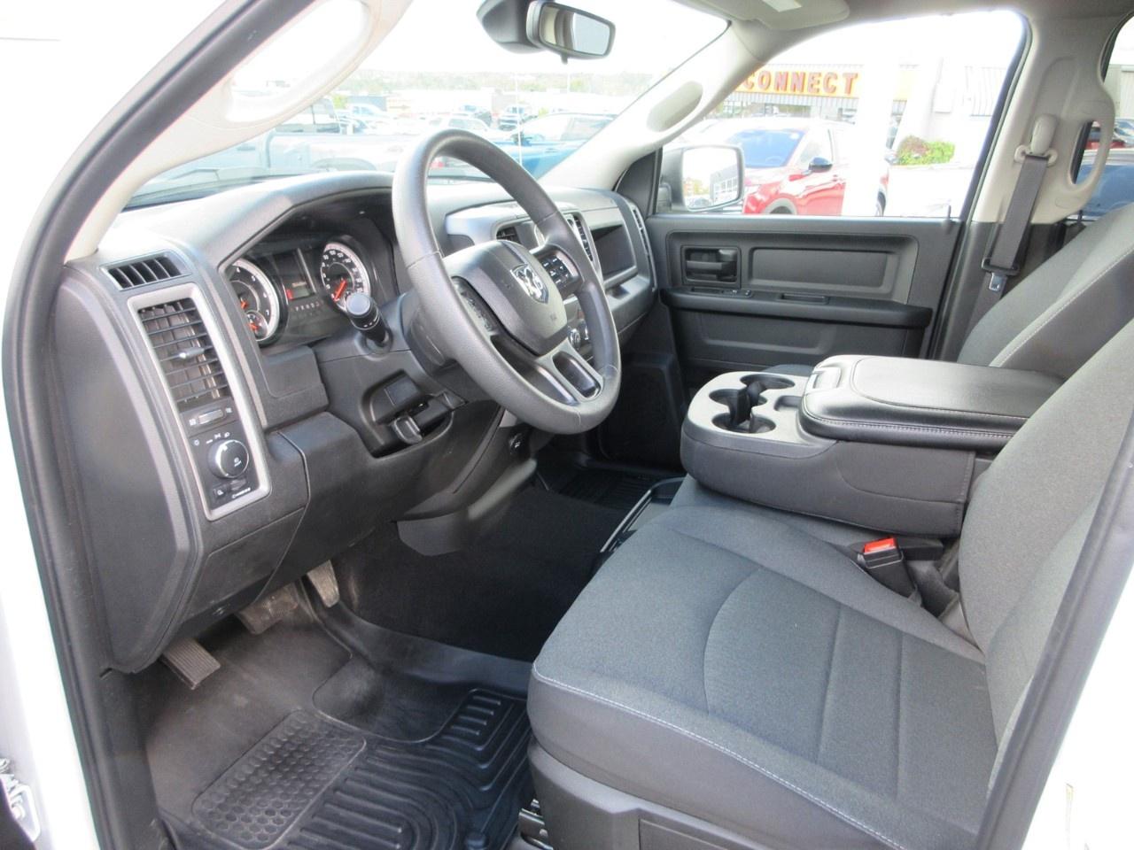 2023 RAM 1500 Classic EXPRESS 4X4 CREW CAB 5'7" BOX Photo