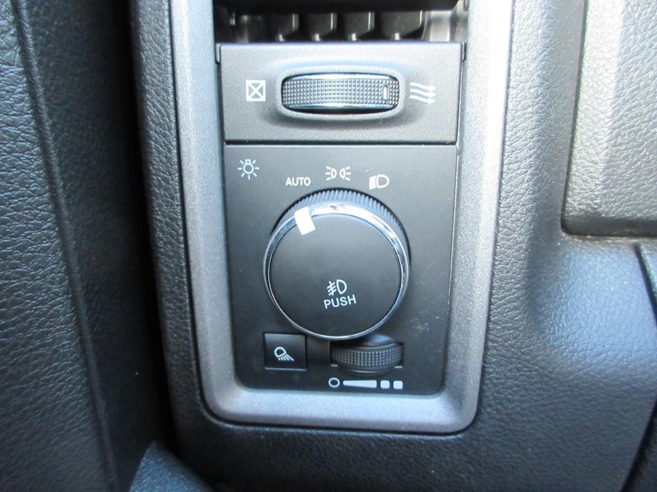 2023 RAM 1500 Classic EXPRESS 4X4 CREW CAB 5'7" BOX Photo
