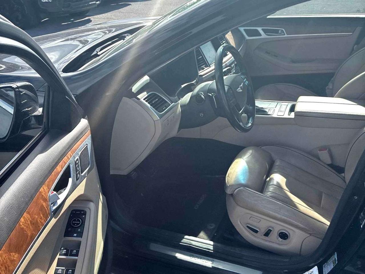2016 Hyundai Genesis Luxury AWD Navigation Photo