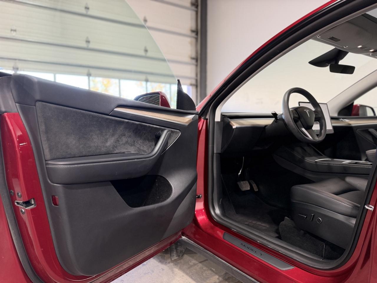 2024 Tesla Model Y LONG RANGE Photo