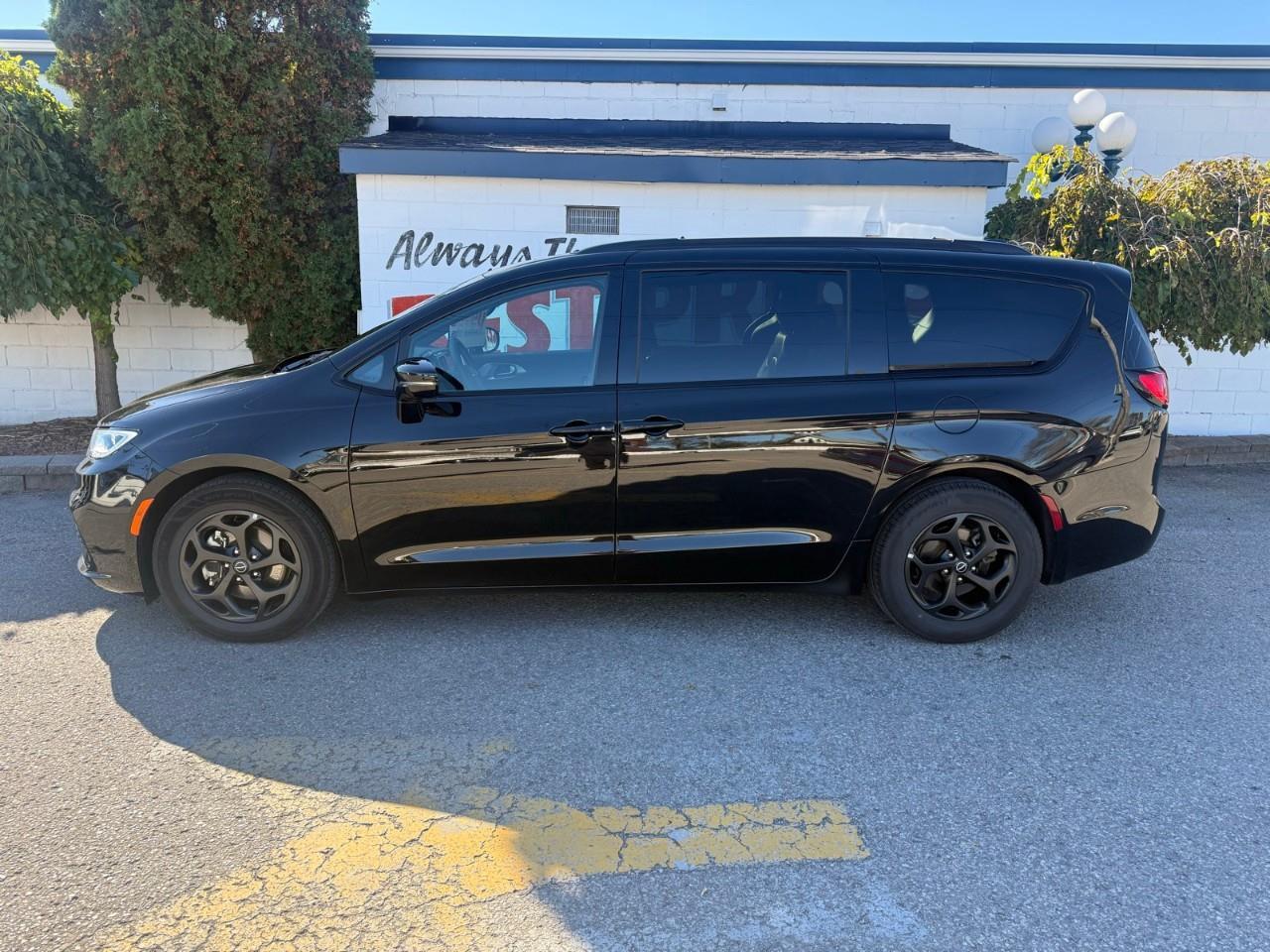 2025 Chrysler Pacifica Limited Front-Wheel Drive Passenger Van Photo