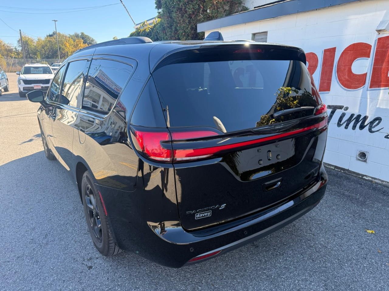 2025 Chrysler Pacifica Limited Front-Wheel Drive Passenger Van Photo