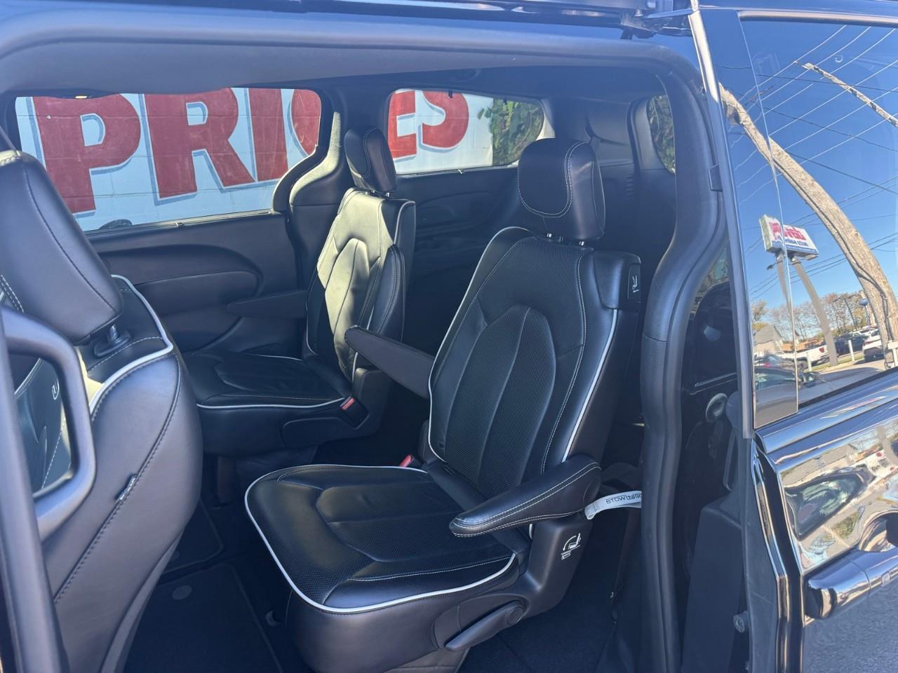 2025 Chrysler Pacifica Limited Front-Wheel Drive Passenger Van Photo
