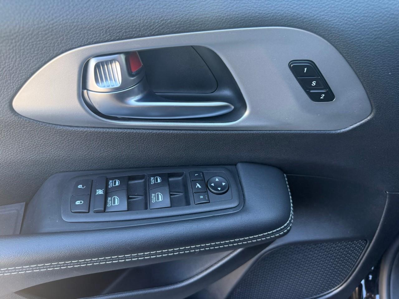 2025 Chrysler Pacifica Limited Front-Wheel Drive Passenger Van Photo