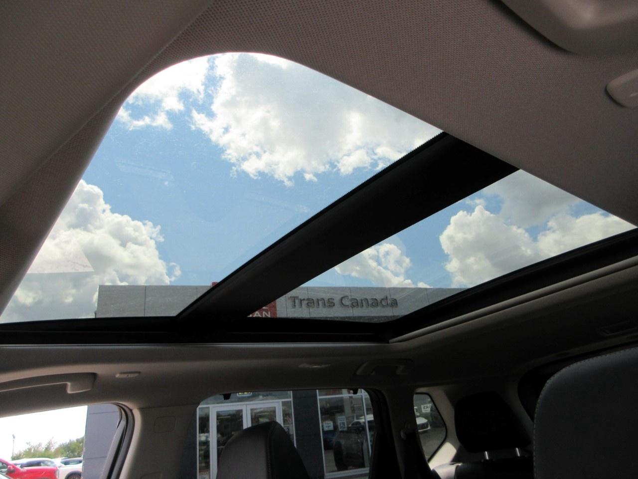 2022 Nissan Rogue AWD Platinum Photo