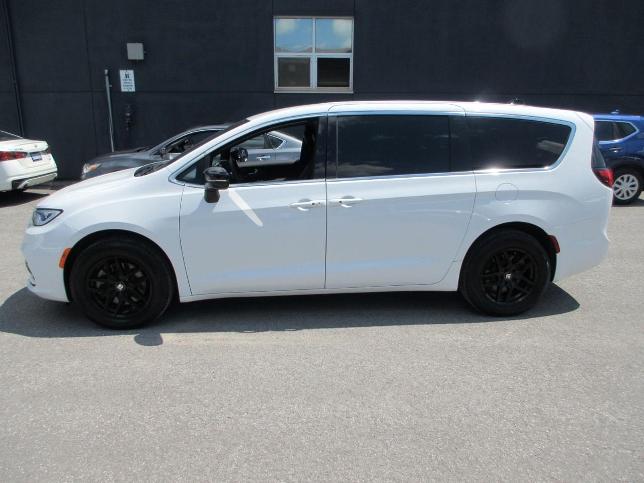 2025 Chrysler Pacifica Select AWD Photo