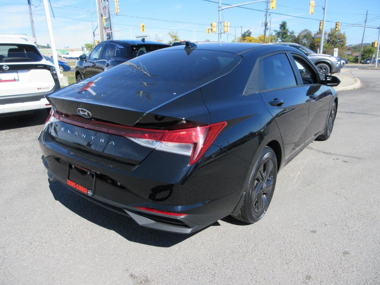 2022 Hyundai Elantra Preferred IVT Photo