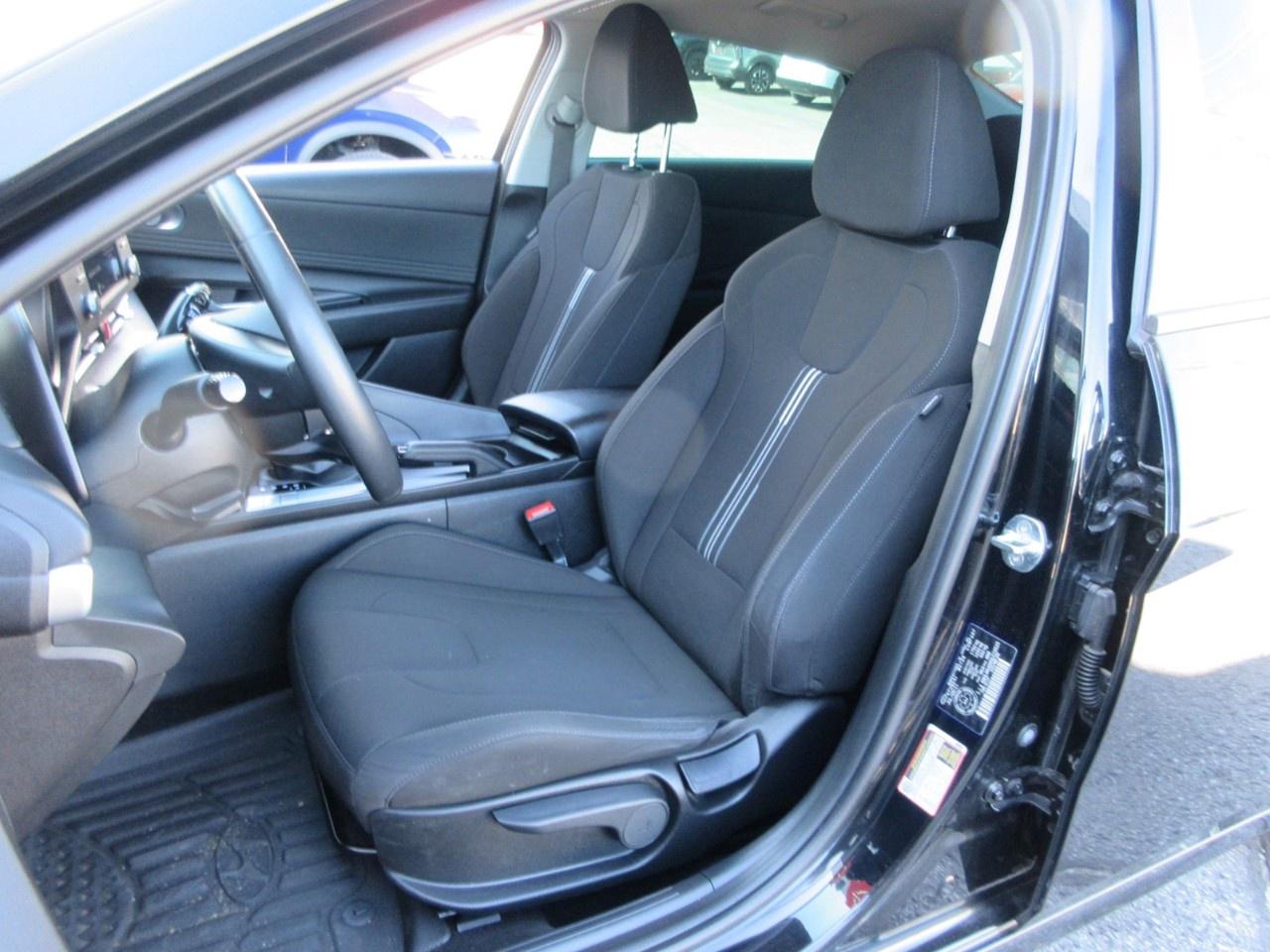 2022 Hyundai Elantra Preferred IVT Photo