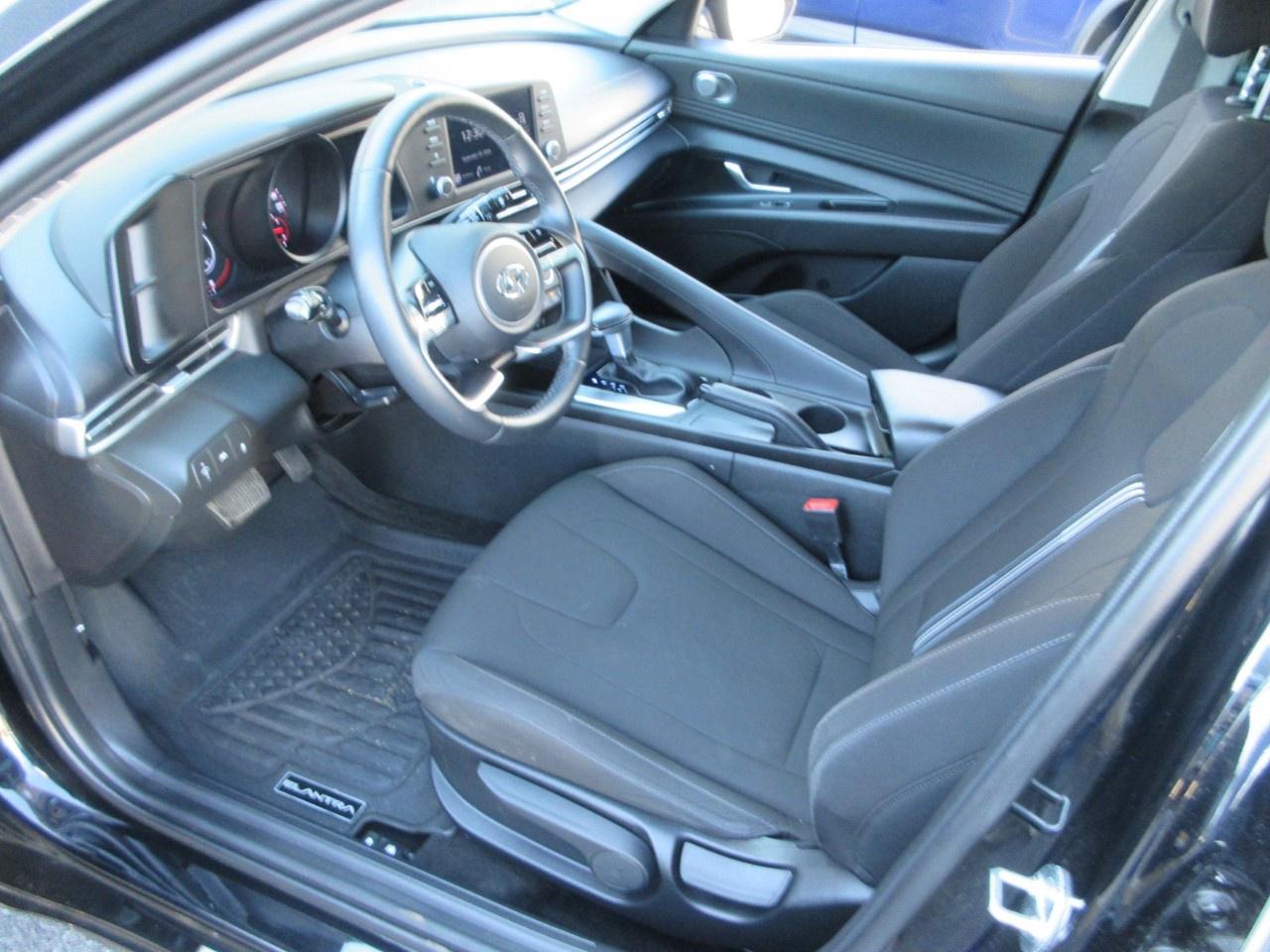 2022 Hyundai Elantra Preferred IVT Photo