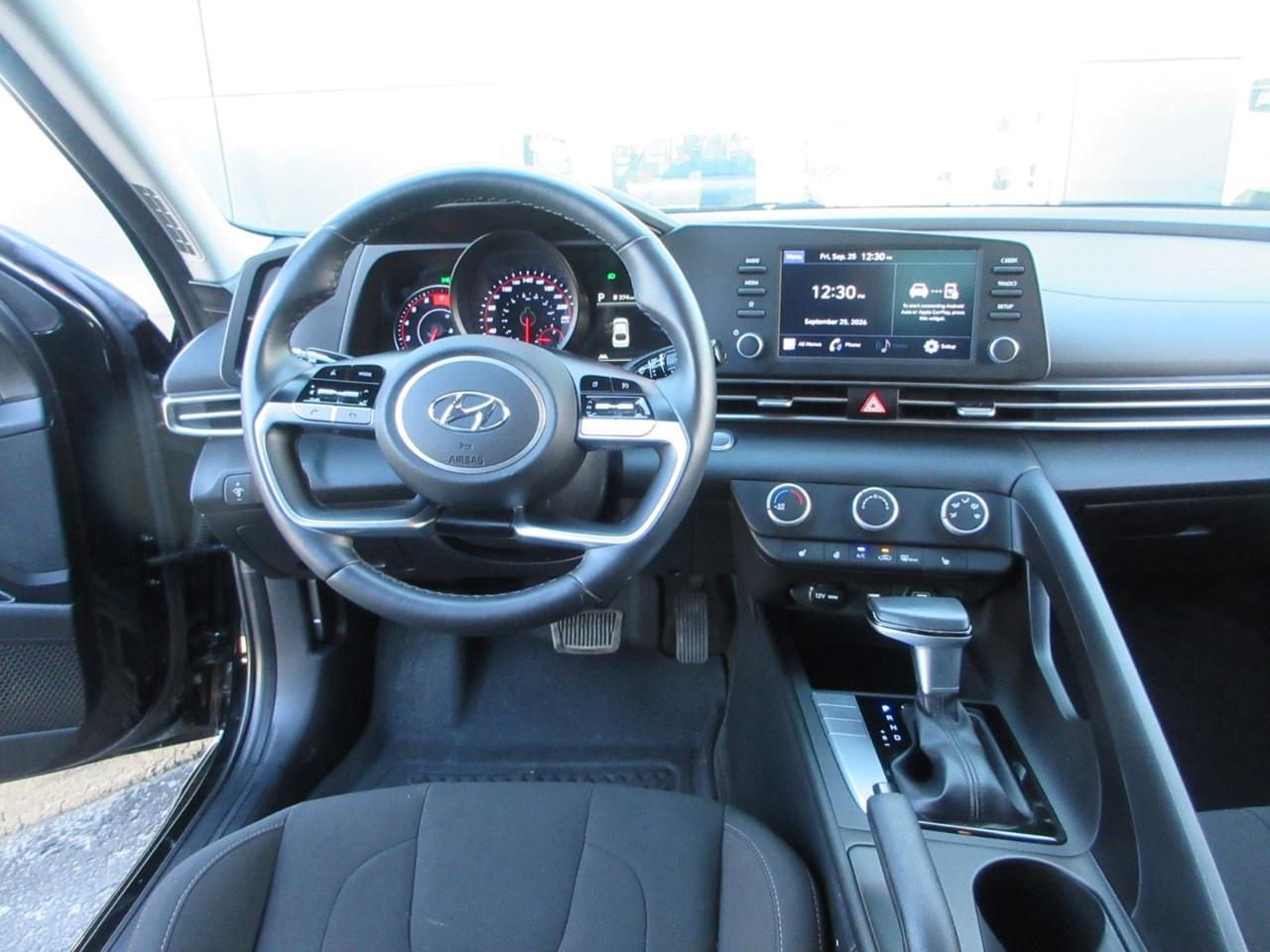 2022 Hyundai Elantra Preferred IVT Photo