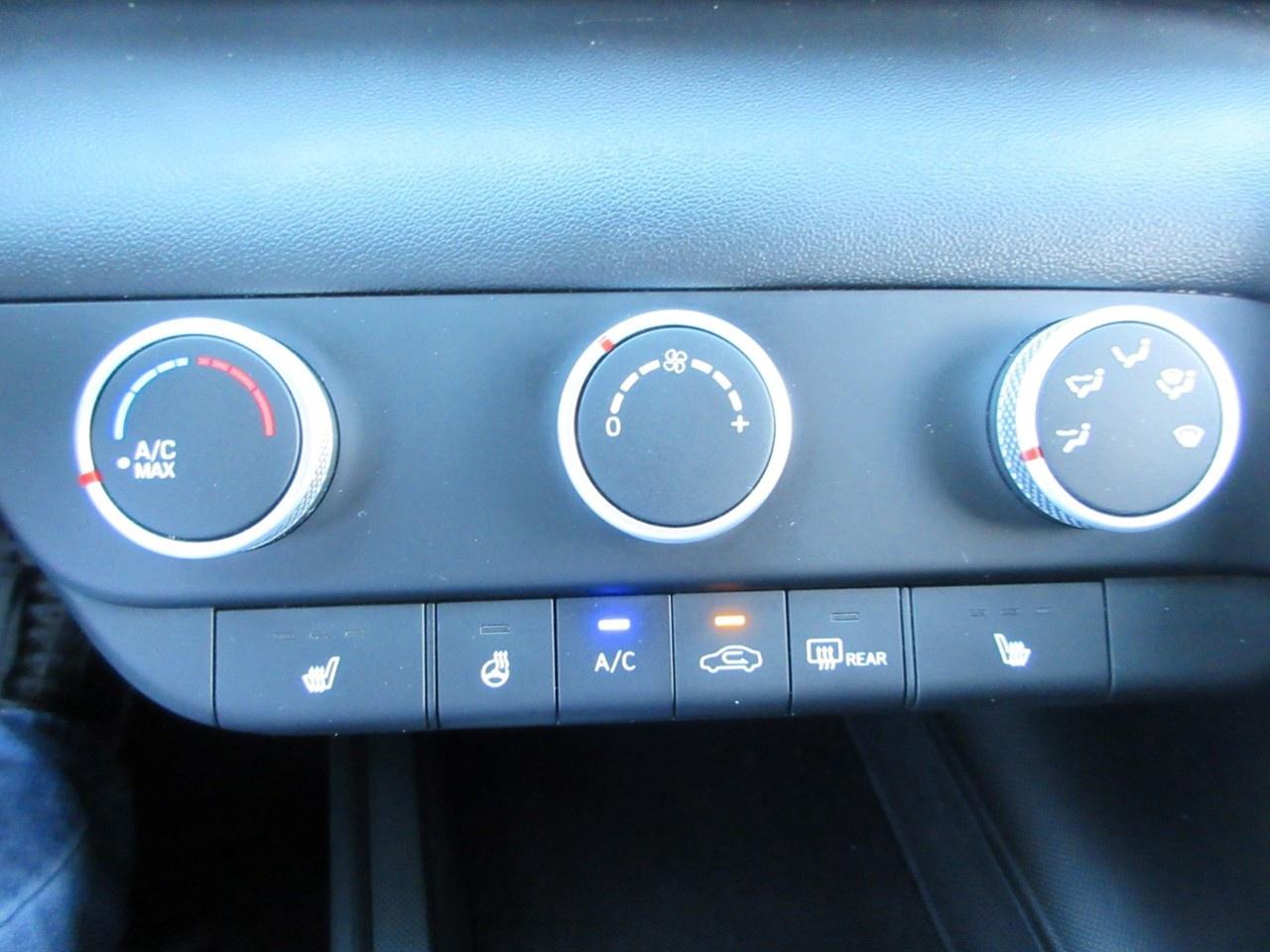 2022 Hyundai Elantra Preferred IVT Photo