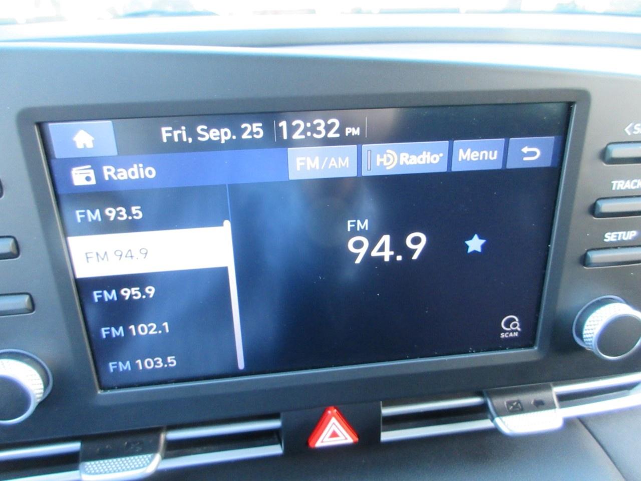 2022 Hyundai Elantra Preferred IVT Photo