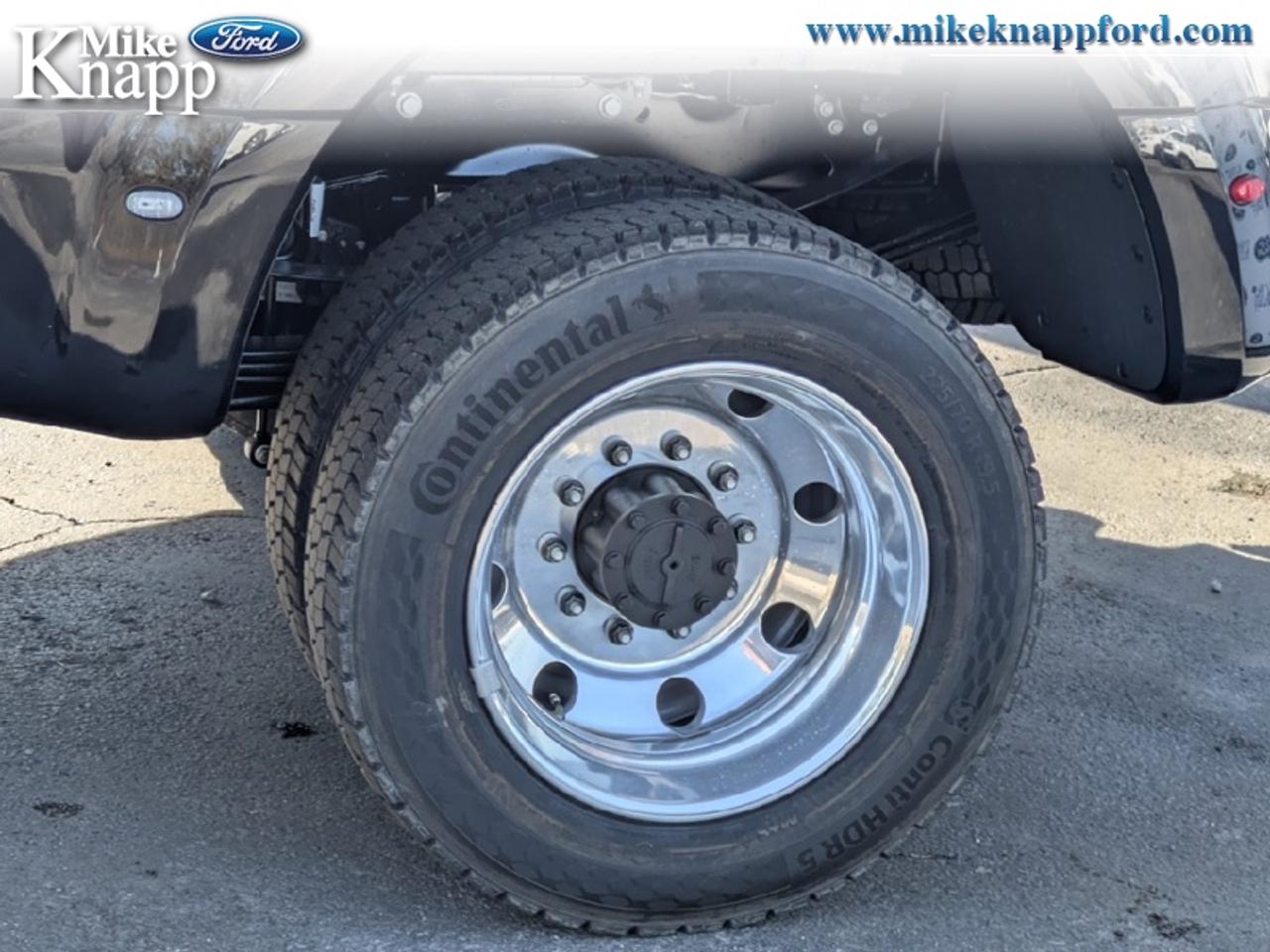 2027 Ford F-450 SUPER DUTY Platinum Photo