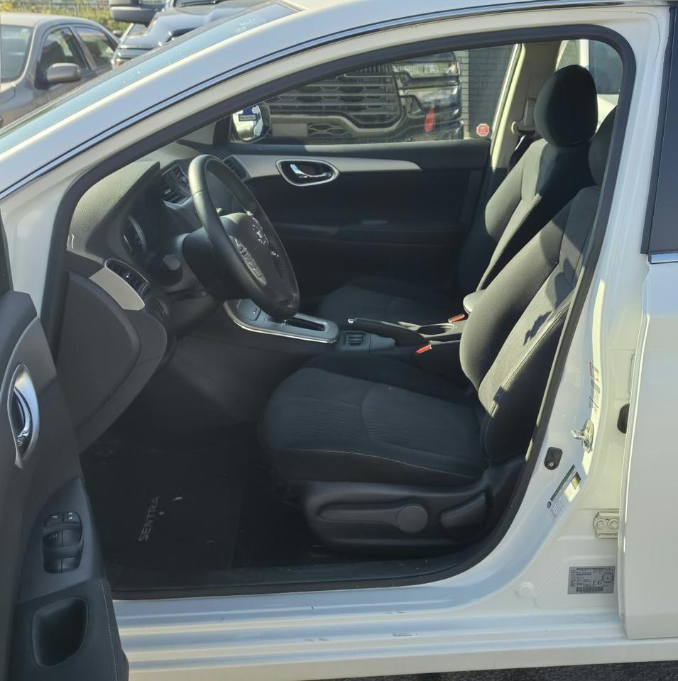2014 Nissan Sentra SV / NO ACCIDENTS / 1 OWNER / LOW KM / NAV / ROOF Photo3