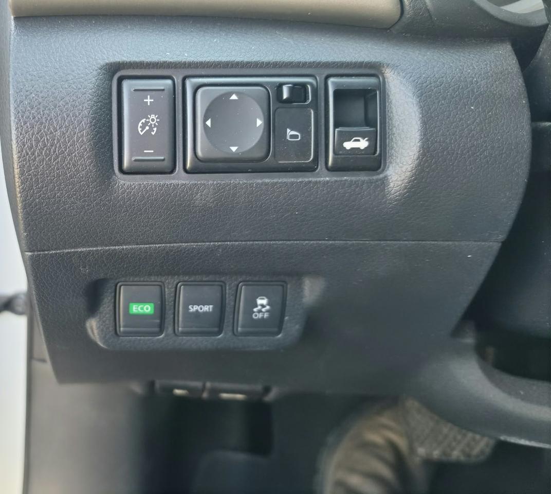 2014 Nissan Sentra SV / NO ACCIDENTS / 1 OWNER / LOW KM / NAV / ROOF Photo
