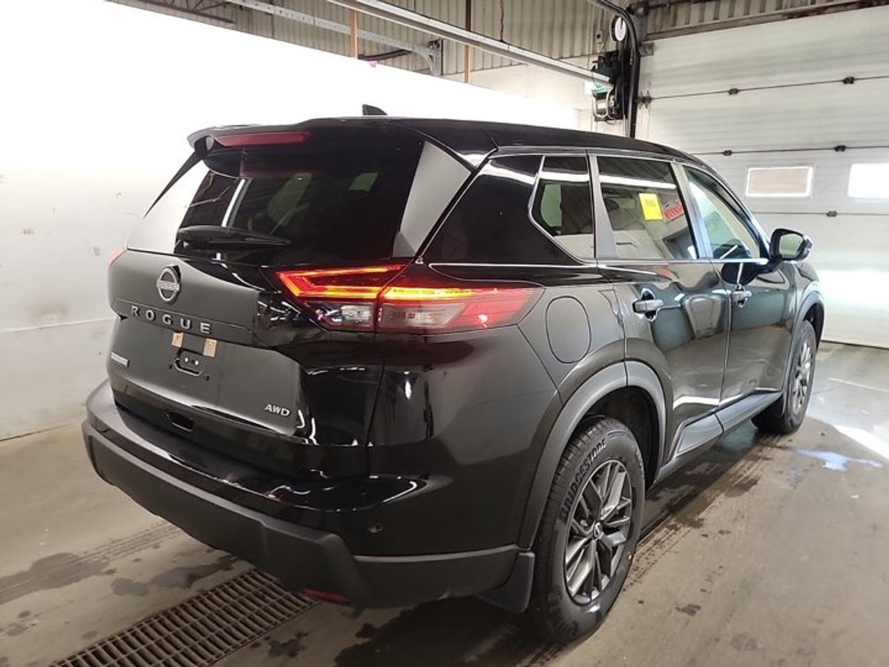 2024 Nissan Rogue S AWD | Heated Seats +Steering | CarPlay + Android Auto | RemoteStart | BlindSpot | FCW & More ! Photo3