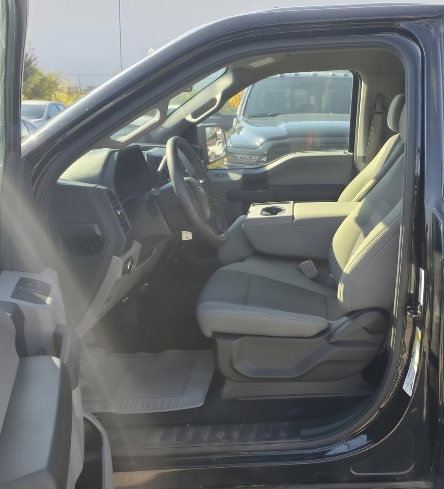 2018 Ford F-150 SPORT / REG CAB SHORT BOX / 5.0L / 4X4 / Photo3