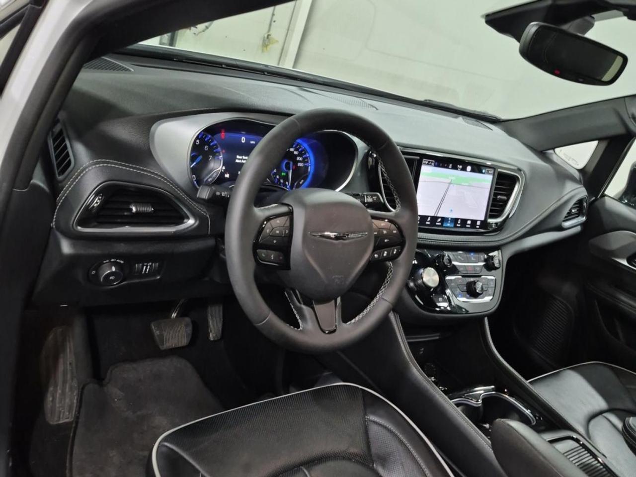 2026 Chrysler Pacifica Limited LIMITED/PANOROOF/LEATHER/22KM/1 OWNER LEASE DIRECT! Photo1