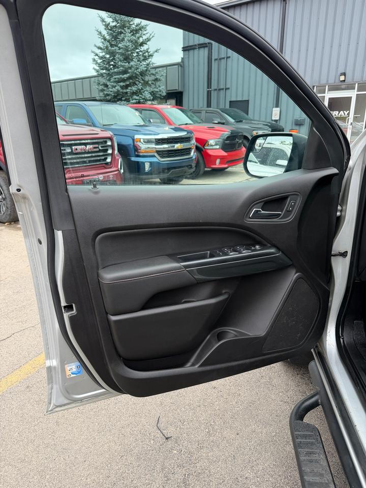 2017 GMC Canyon 4WD SLE Photo