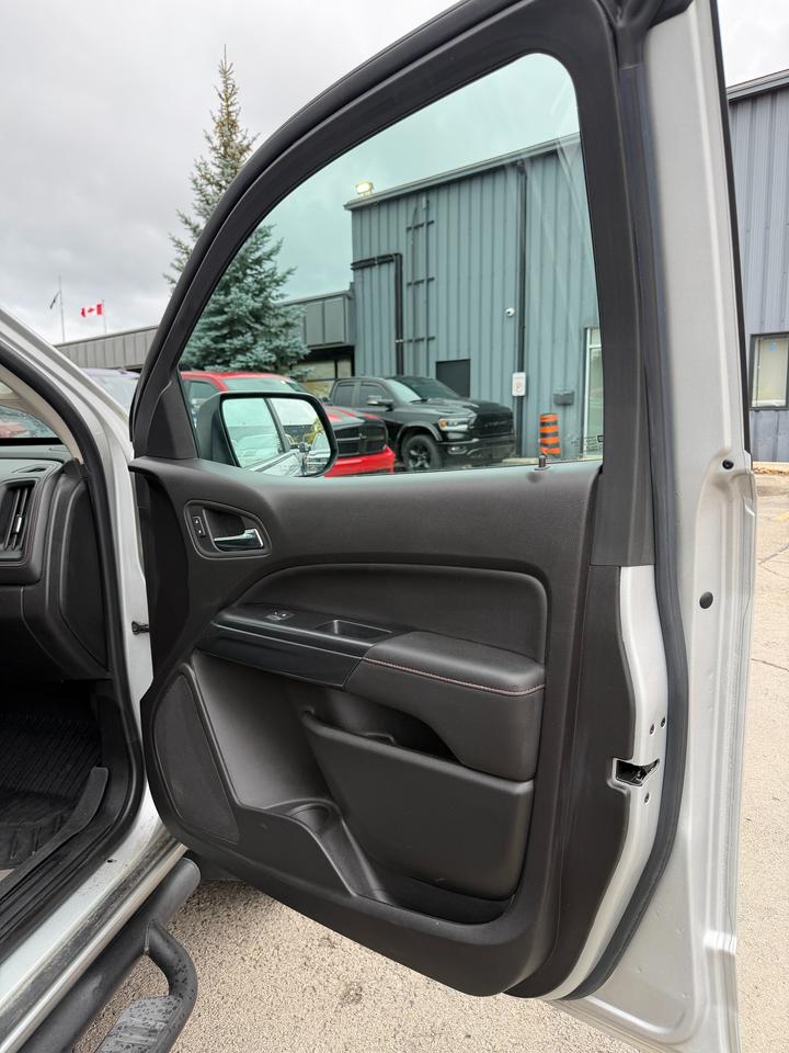 2017 GMC Canyon 4WD SLE Photo